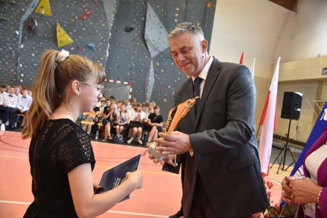 [FOTO] Uczniowie z gminy Świdnica zakończyli rok szkolny. Najlepszych prymusów nagrodzono