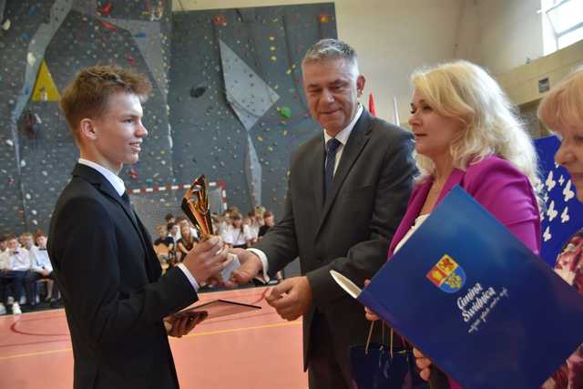 [FOTO] Uczniowie z gminy Świdnica zakończyli rok szkolny. Najlepszych prymusów nagrodzono
