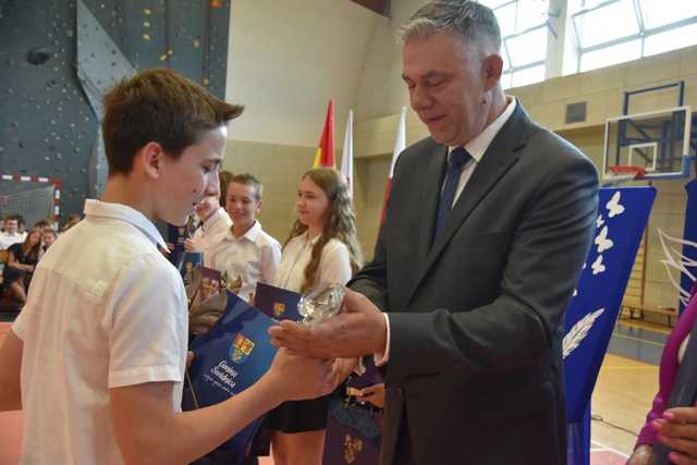 [FOTO] Uczniowie z gminy Świdnica zakończyli rok szkolny. Najlepszych prymusów nagrodzono