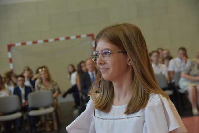 [FOTO] Uczniowie z gminy Świdnica zakończyli rok szkolny. Najlepszych prymusów nagrodzono