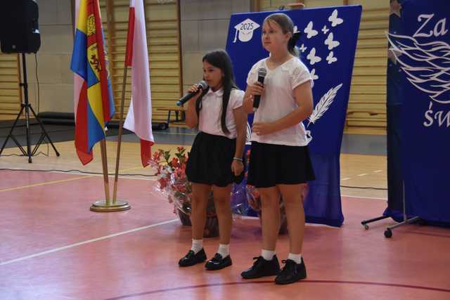 [FOTO] Uczniowie z gminy Świdnica zakończyli rok szkolny. Najlepszych prymusów nagrodzono
