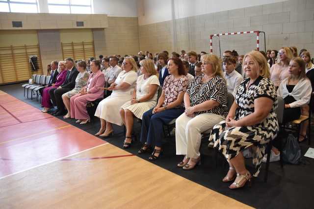 [FOTO] Uczniowie z gminy Świdnica zakończyli rok szkolny. Najlepszych prymusów nagrodzono