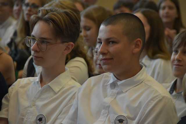 [FOTO] Uczniowie z gminy Świdnica zakończyli rok szkolny. Najlepszych prymusów nagrodzono