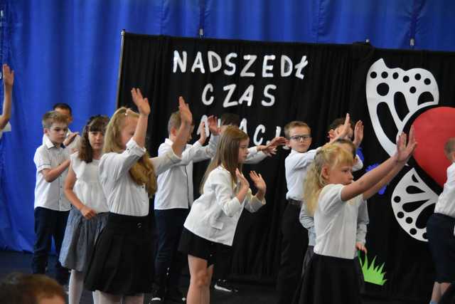 [FOTO] Uczniowie z gminy Świdnica zakończyli rok szkolny. Najlepszych prymusów nagrodzono