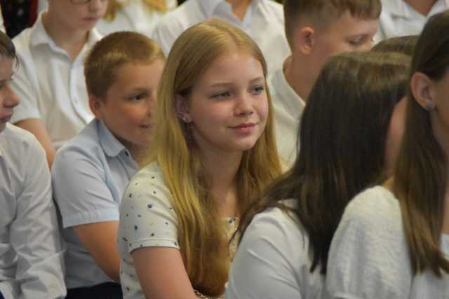 [FOTO] Uczniowie z gminy Świdnica zakończyli rok szkolny. Najlepszych prymusów nagrodzono