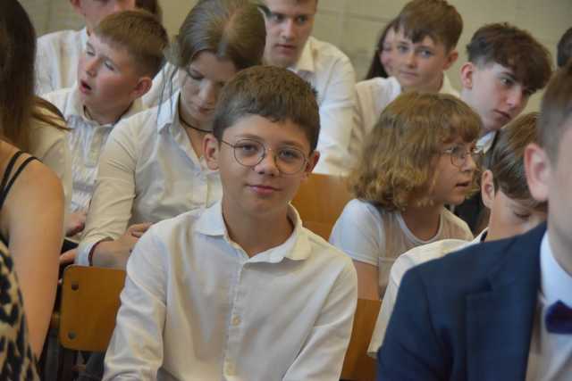 [FOTO] Uczniowie z gminy Świdnica zakończyli rok szkolny. Najlepszych prymusów nagrodzono