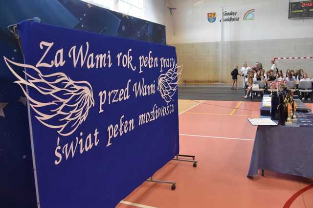 [FOTO] Uczniowie z gminy Świdnica zakończyli rok szkolny. Najlepszych prymusów nagrodzono