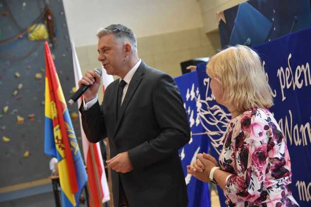 [FOTO] Uczniowie z gminy Świdnica zakończyli rok szkolny. Najlepszych prymusów nagrodzono