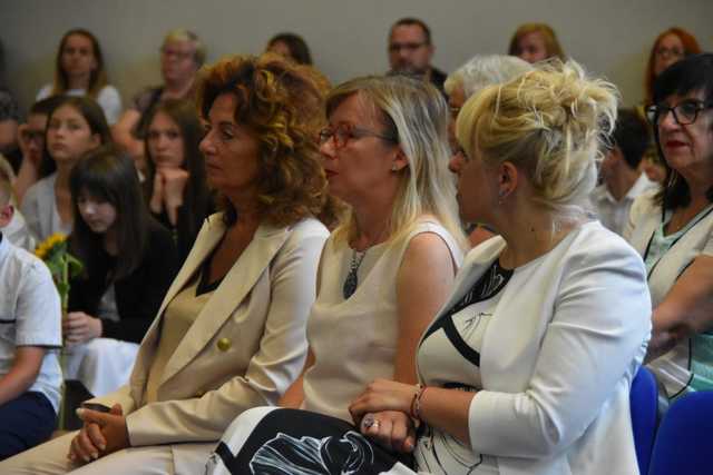 [FOTO] Uczniowie z gminy Świdnica zakończyli rok szkolny. Najlepszych prymusów nagrodzono