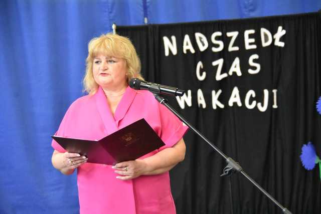 [FOTO] Uczniowie z gminy Świdnica zakończyli rok szkolny. Najlepszych prymusów nagrodzono