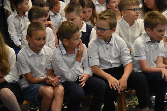 [FOTO] Uczniowie z gminy Świdnica zakończyli rok szkolny. Najlepszych prymusów nagrodzono