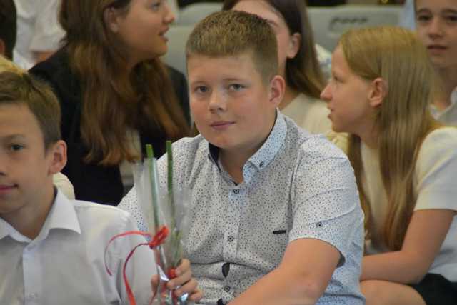 [FOTO] Uczniowie z gminy Świdnica zakończyli rok szkolny. Najlepszych prymusów nagrodzono