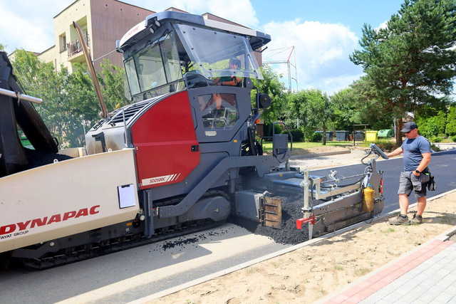 [FOTO] Ruszyły roboty bitumiczne na ul. Piastowskiej w Żarowie