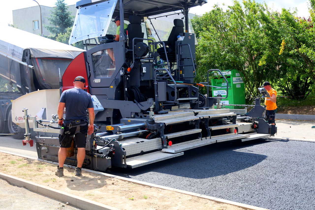 [FOTO] Ruszyły roboty bitumiczne na ul. Piastowskiej w Żarowie