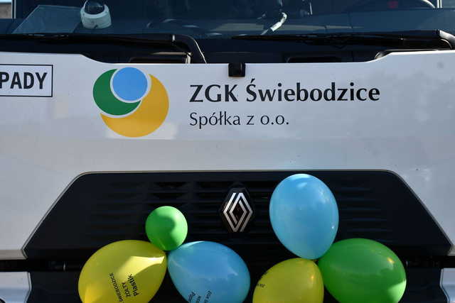 [FOTO] Odbiór nowoczesnego sprzętu do wywozu odpadów stałych w Świebodzicach