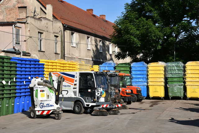 [FOTO] Odbiór nowoczesnego sprzętu do wywozu odpadów stałych w Świebodzicach