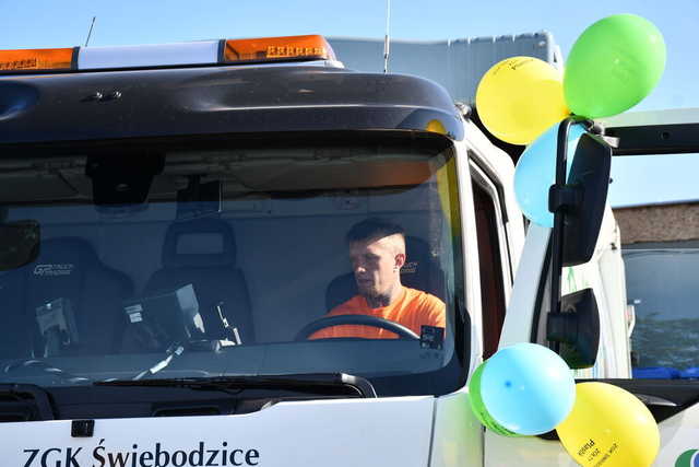[FOTO] Odbiór nowoczesnego sprzętu do wywozu odpadów stałych w Świebodzicach