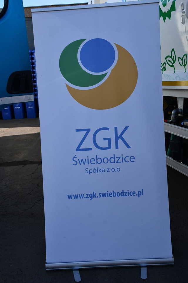 [FOTO] Odbiór nowoczesnego sprzętu do wywozu odpadów stałych w Świebodzicach