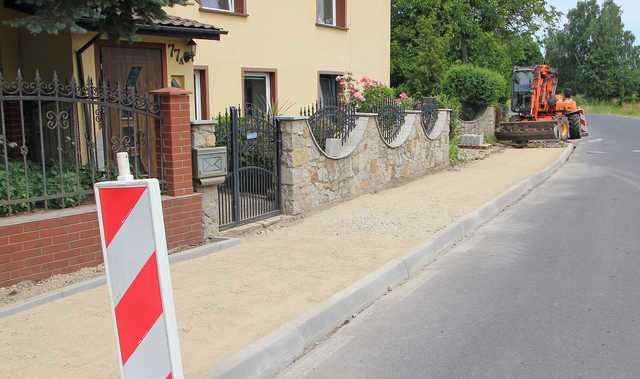 [FOTO] Trwa budowa chodnika w Roztoce