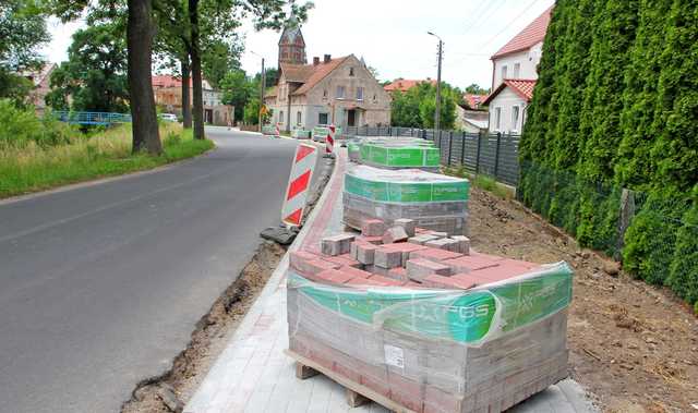 [FOTO] Trwa budowa chodnika w Roztoce