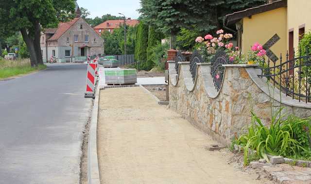 [FOTO] Trwa budowa chodnika w Roztoce