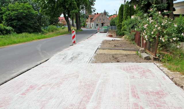 [FOTO] Trwa budowa chodnika w Roztoce