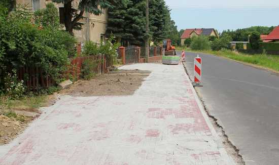 [FOTO] Trwa budowa chodnika w Roztoce