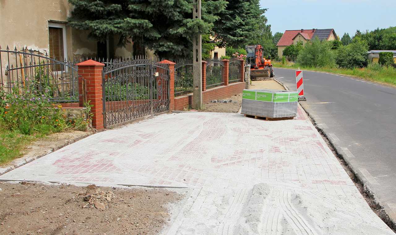 [FOTO] Trwa budowa chodnika w Roztoce