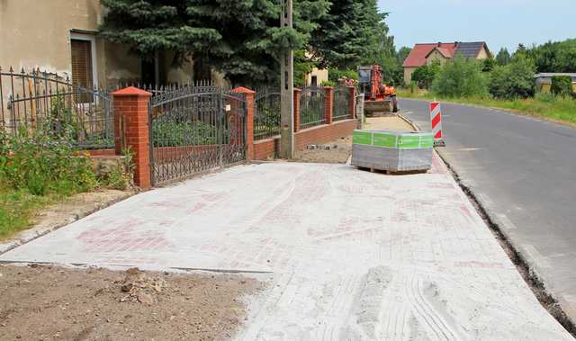 [FOTO] Trwa budowa chodnika w Roztoce