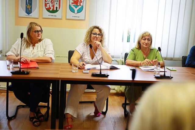 [FOTO] Burmistrz Żarowa z absolutorium. Budowaliśmy wspólnie gminę nowoczesną, solidarną i odpowiedzialną.