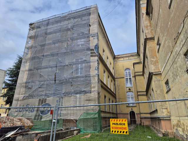 [FOTO] W okresie wakacyjnym dalszy ciąg renowacji placówek oświatowych. Co zostanie wykonane?