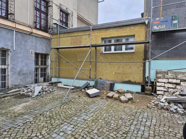 [FOTO] W okresie wakacyjnym dalszy ciąg renowacji placówek oświatowych. Co zostanie wykonane?