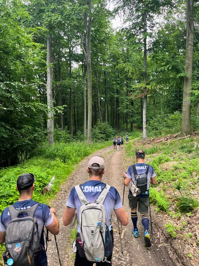 [FOTO] Przemaszerowali 58 kilometrów, aby wesprzeć leczenie i rehabilitację Kuby