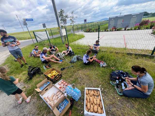[FOTO] Przemaszerowali 58 kilometrów, aby wesprzeć leczenie i rehabilitację Kuby