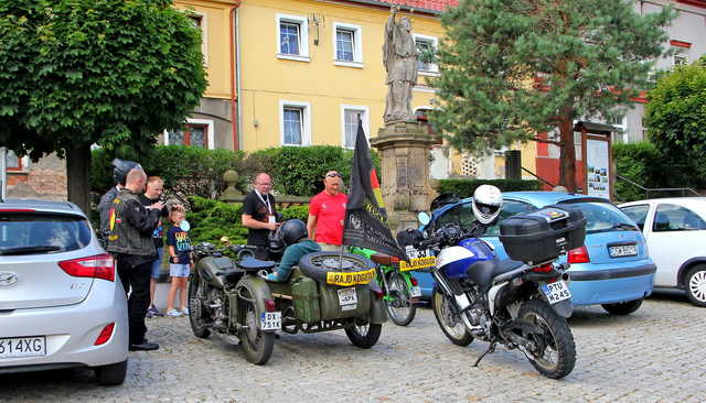 [FOTO] Motoryzacyjna podróż w czasie. Uczestnicy Rajdu Pojazdów Zabytkowych zawitali do Roztoki