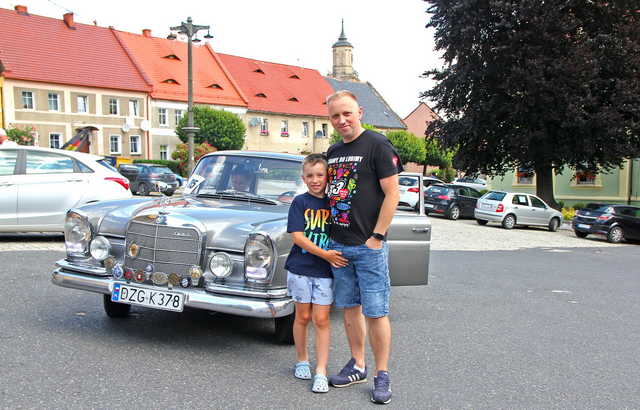 [FOTO] Motoryzacyjna podróż w czasie. Uczestnicy Rajdu Pojazdów Zabytkowych zawitali do Roztoki