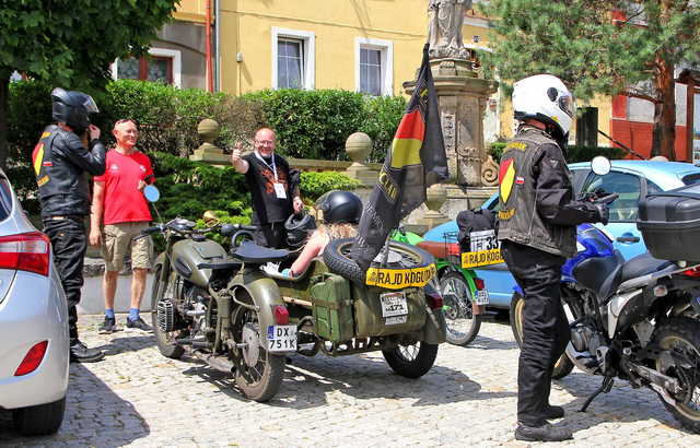 [FOTO] Motoryzacyjna podróż w czasie. Uczestnicy Rajdu Pojazdów Zabytkowych zawitali do Roztoki