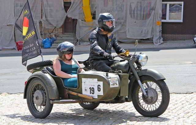 [FOTO] Motoryzacyjna podróż w czasie. Uczestnicy Rajdu Pojazdów Zabytkowych zawitali do Roztoki