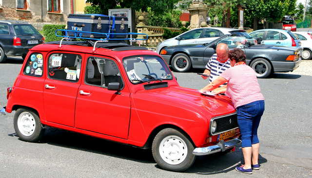[FOTO] Motoryzacyjna podróż w czasie. Uczestnicy Rajdu Pojazdów Zabytkowych zawitali do Roztoki