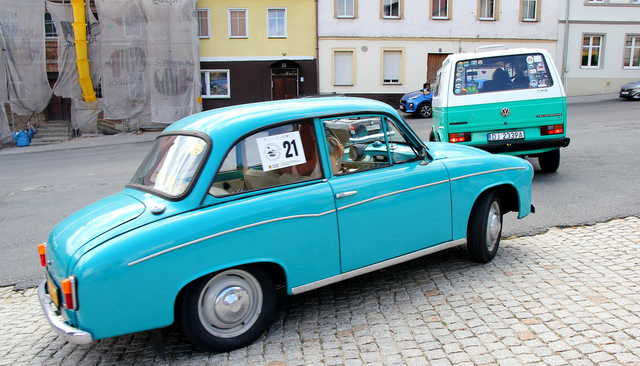 [FOTO] Motoryzacyjna podróż w czasie. Uczestnicy Rajdu Pojazdów Zabytkowych zawitali do Roztoki