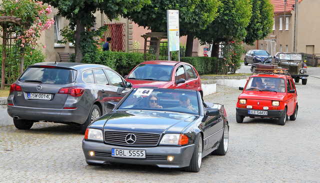 [FOTO] Motoryzacyjna podróż w czasie. Uczestnicy Rajdu Pojazdów Zabytkowych zawitali do Roztoki
