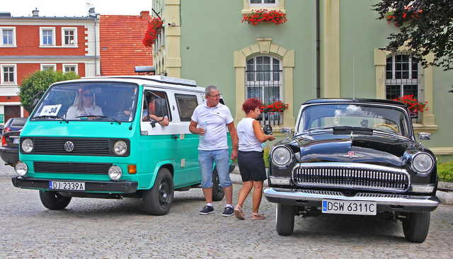 [FOTO] Motoryzacyjna podróż w czasie. Uczestnicy Rajdu Pojazdów Zabytkowych zawitali do Roztoki