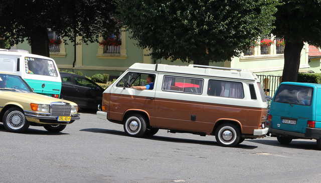 [FOTO] Motoryzacyjna podróż w czasie. Uczestnicy Rajdu Pojazdów Zabytkowych zawitali do Roztoki