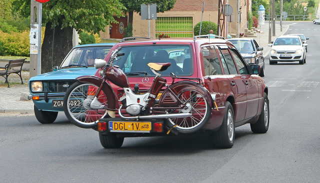 [FOTO] Motoryzacyjna podróż w czasie. Uczestnicy Rajdu Pojazdów Zabytkowych zawitali do Roztoki