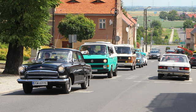 [FOTO] Motoryzacyjna podróż w czasie. Uczestnicy Rajdu Pojazdów Zabytkowych zawitali do Roztoki