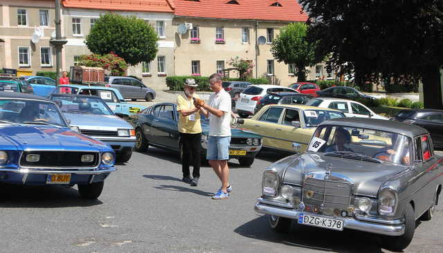 [FOTO] Motoryzacyjna podróż w czasie. Uczestnicy Rajdu Pojazdów Zabytkowych zawitali do Roztoki