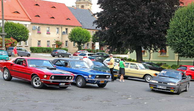 [FOTO] Motoryzacyjna podróż w czasie. Uczestnicy Rajdu Pojazdów Zabytkowych zawitali do Roztoki