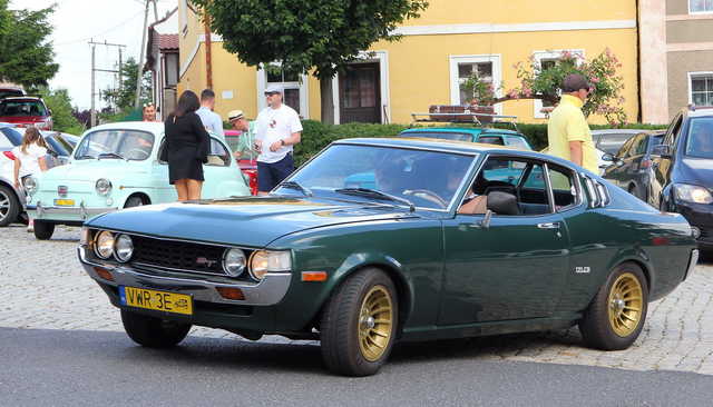 [FOTO] Motoryzacyjna podróż w czasie. Uczestnicy Rajdu Pojazdów Zabytkowych zawitali do Roztoki
