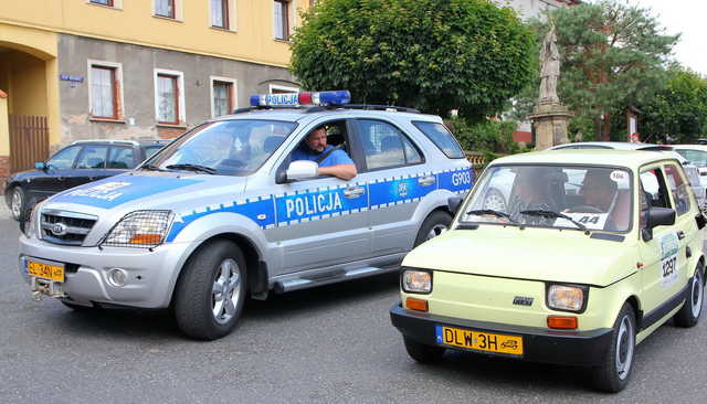 [FOTO] Motoryzacyjna podróż w czasie. Uczestnicy Rajdu Pojazdów Zabytkowych zawitali do Roztoki