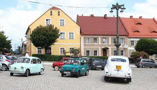 [FOTO] Motoryzacyjna podróż w czasie. Uczestnicy Rajdu Pojazdów Zabytkowych zawitali do Roztoki